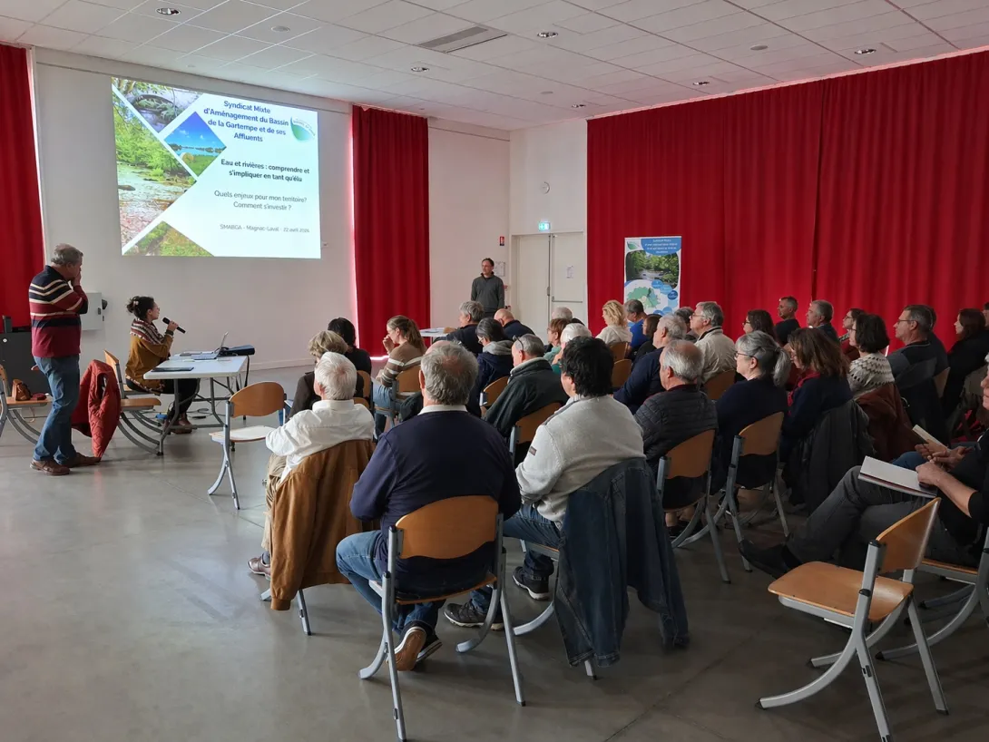Salle de réunion à Magnac-Laval : des élus assistent à une présentation du SMABGA sur la gestion de l’eau et la prévention des inondations.